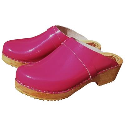 varnished fuxia leather clogs