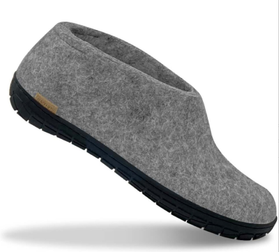 Chaussons gris clair semelle gomme AR01-02